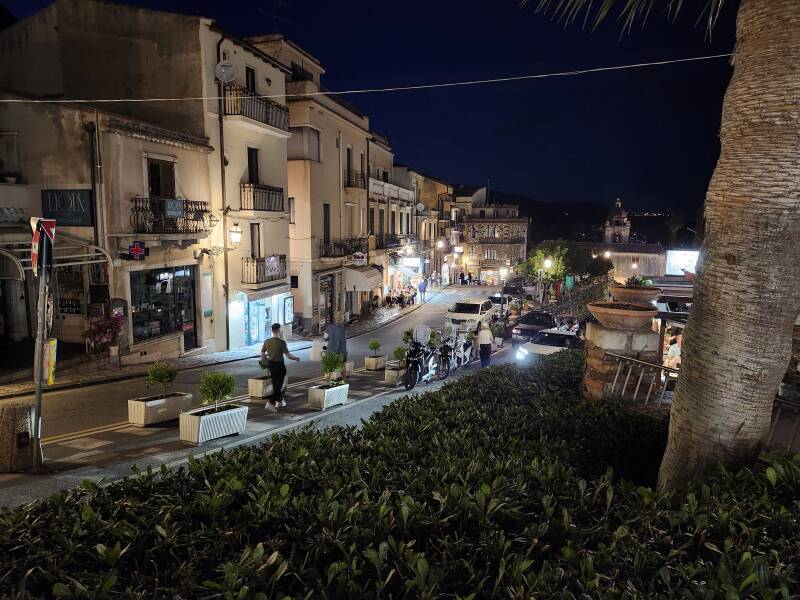 Walking down toward Piazza San Pancrazio.
