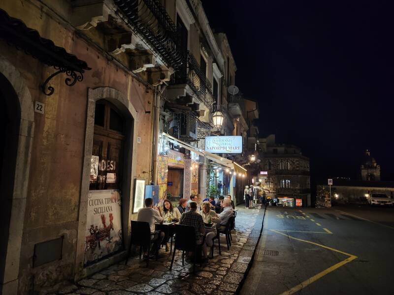 Ristorante e pizzaria Sapori di Mare on Piazza San Pancrazio.