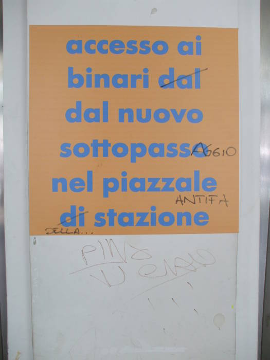Sign from the Salerno train station: 'Accesso ai binari dal nuovo sottopassaggio nel piazzale della stazione.