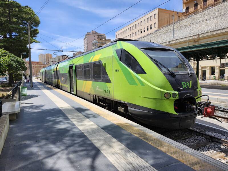 Regionale train in Agrigento Centrale.