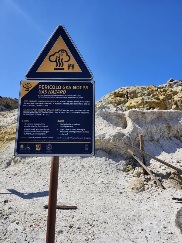 Sign warning of dangerous gases.