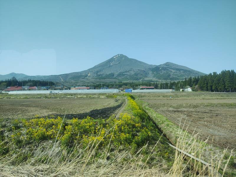 Bandai-san seen from a Ban-Etsusai Line train making local stops from Kōriyama Station to Aizu-Wakamatsu.