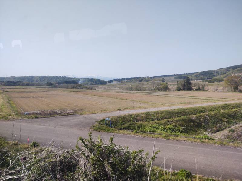 Snow-covered mountains northwest of Aizu-Wakamatsu, seen from a Ban-Etsusai Line train making local stops from Kōriyama Station.