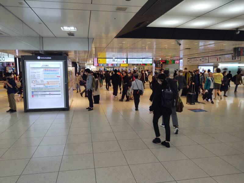 Crowds of people moving through Tōkyō Station.