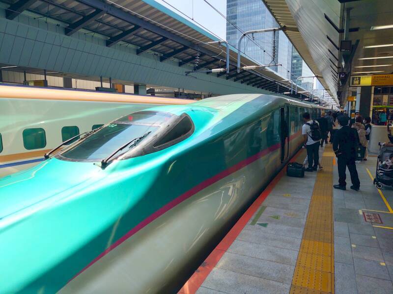 Shinkansen at Tōkyō Station.