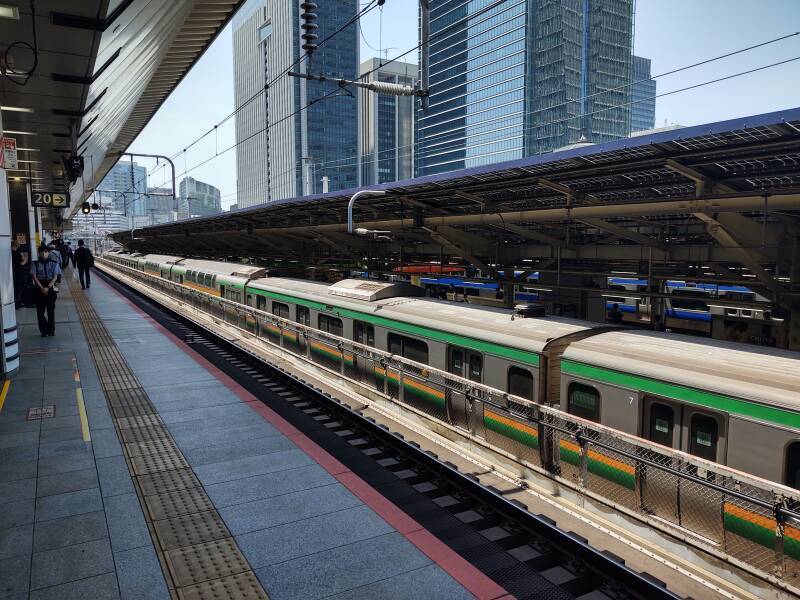 Yamanote Line and other local tracks as seen from a Shinkansen platform at Tōkyō Station.