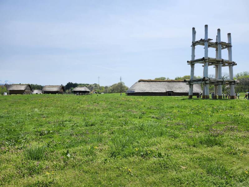 Six-column three-deck structure.