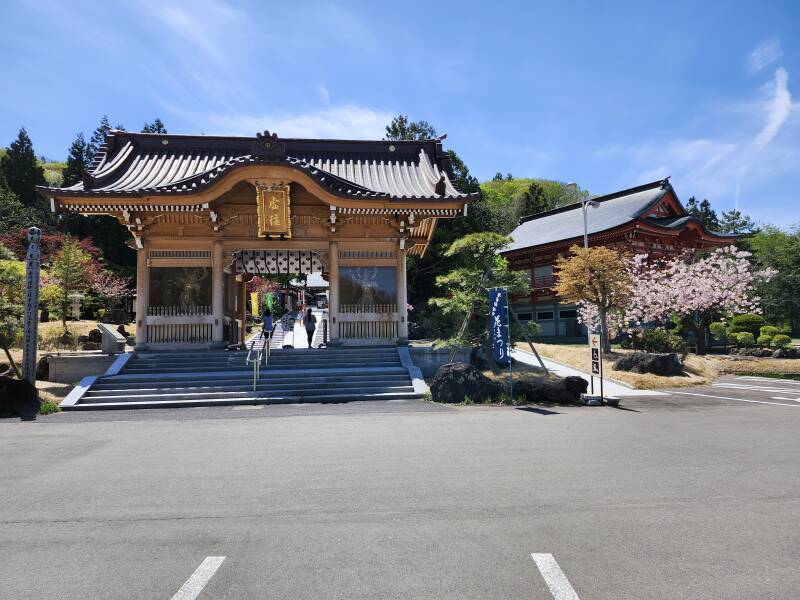 Sanmon guarded by Niō figures.