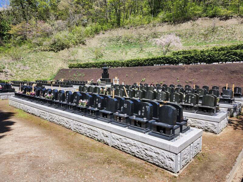 Cemetery with black tombstones at Seiryū-ji.