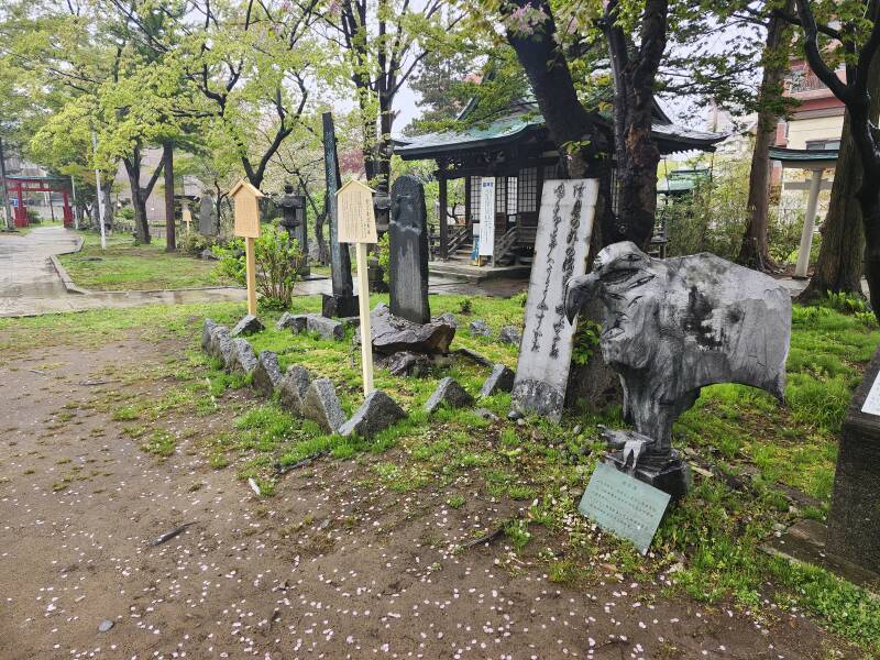 Auxiliary shrines at Utou Jinja.