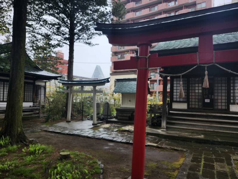 Auxiliary shrines at Utou Jinja.