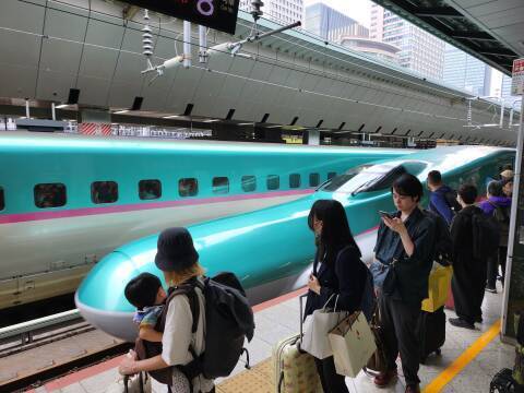 Crowd at Tōkyō Station waiting to board Shinkansen trains to northern Tōhoku.