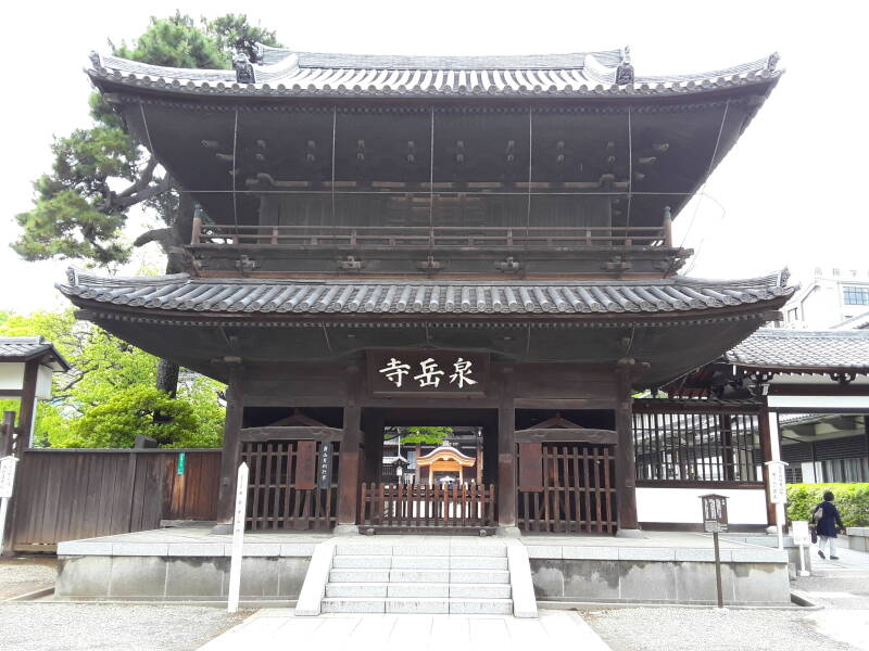 Sanmon or Main Gate at Sengaku-ji temple in Tōkyō.