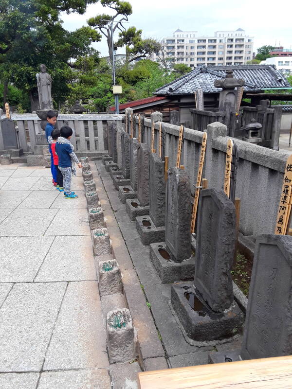 Graves of the 47 rōnin at Sengaku-ji temple in Tōkyō.