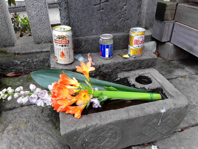 Flowers and drinks left on the grave of one of the 47 rōnin at Sengaku-ji temple in Tōkyō.
