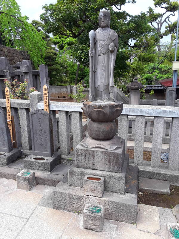 Grave of Asano Naganori at Sengaku-ji temple in Tōkyō.