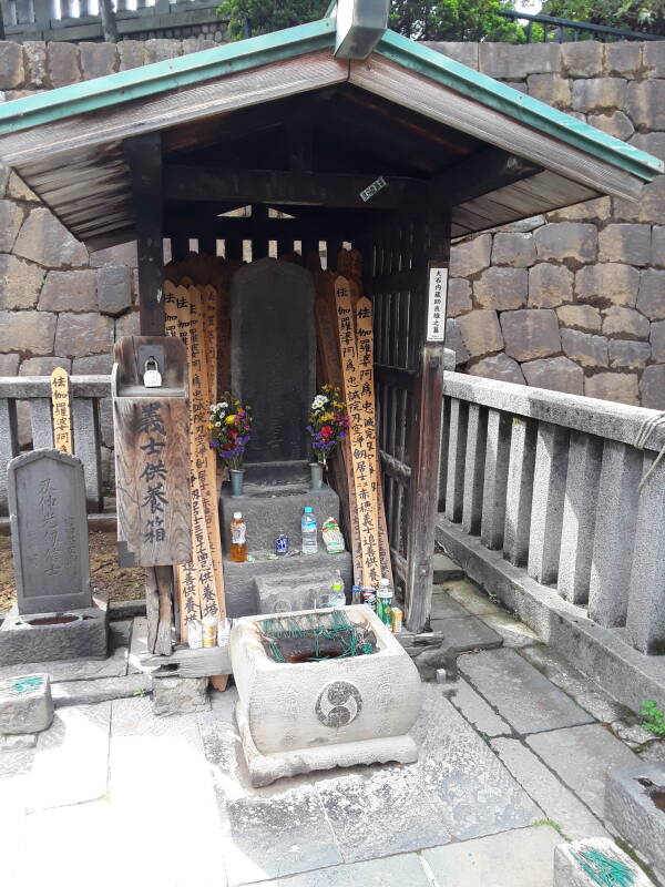 Grave of Ōishi Kuranosuke Yoshitaka at Sengaku-ji temple in Tōkyō.