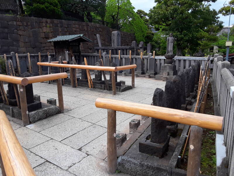 Graves of the 47 rōnin at Sengaku-ji temple in Tōkyō.