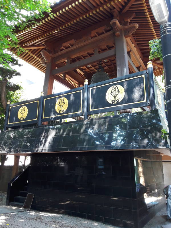 Mangyoji temple in the neighborhood around the Fukuoka Hana Hostel.