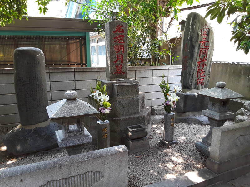 Grave of Meigetsuni at Mangyoji temple in the neighborhood around the Fukuoka Hana Hostel.