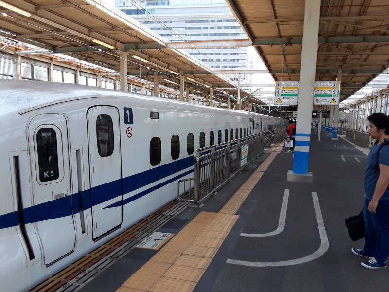 Shinkansen platform in the Hiroshima station.