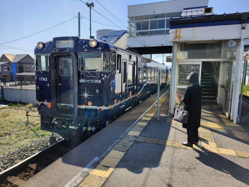 My train arrives at Nanaehama Station.