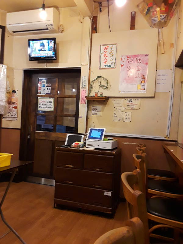 Okonomiyaki chef in Hiroshima, batter base and noodle base.