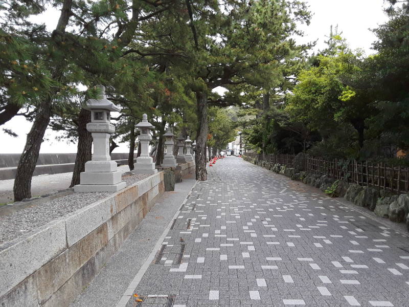 Road along the beach to Meoto Iwa.