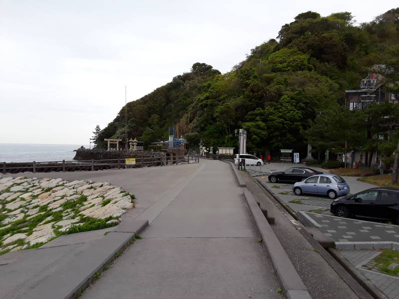 Road along the beach to Meoto Iwa.