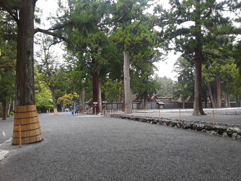 Approaching the main shrine at Gekū.
