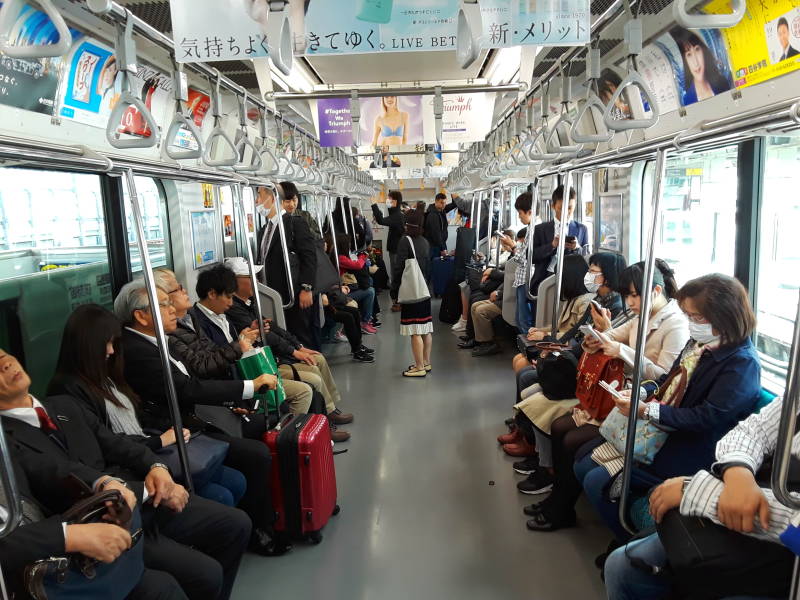 On board the JR Yamanote Line to Tōkyō Station.