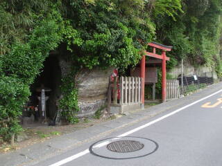 More yagura, rock-carved tombs in Kamakura.