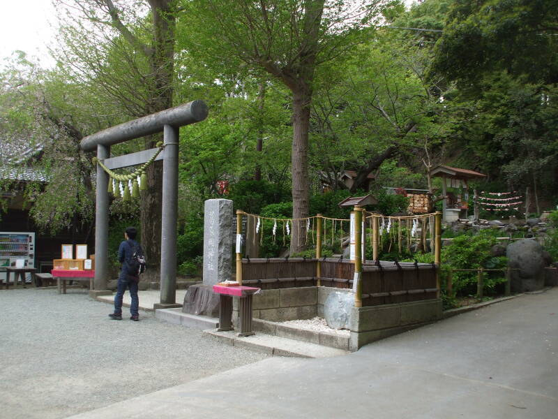 Kuzuharaoka Shrine between Kita-Kamakura and the Daibatsu at Kōtoku-in.