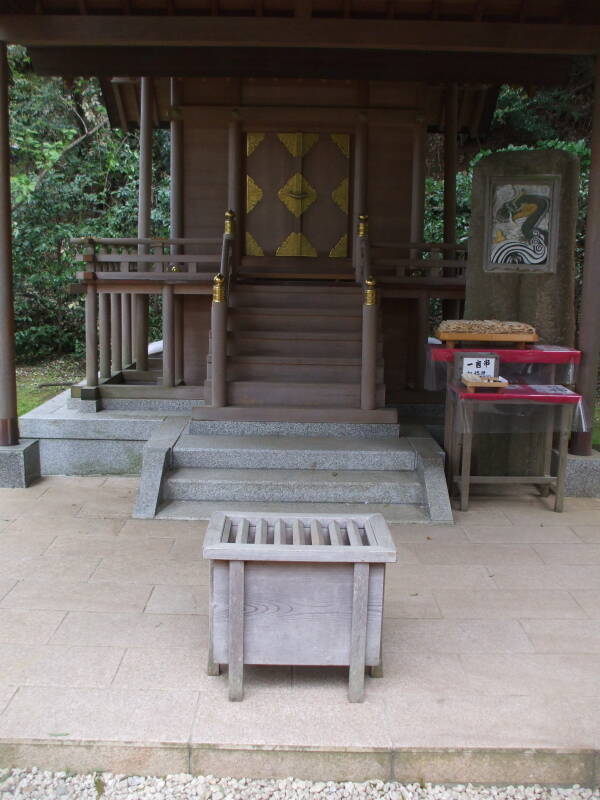 Kuzuharaoka Shrine between Kita-Kamakura and the Daibatsu at Kōtoku-in.