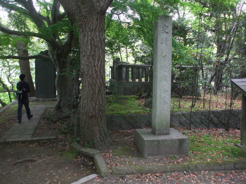 Hino Toshimoto's grave at Kuzuharaoka Shrine between Kita-Kamakura and the Daibatsu at Kōtoku-in.