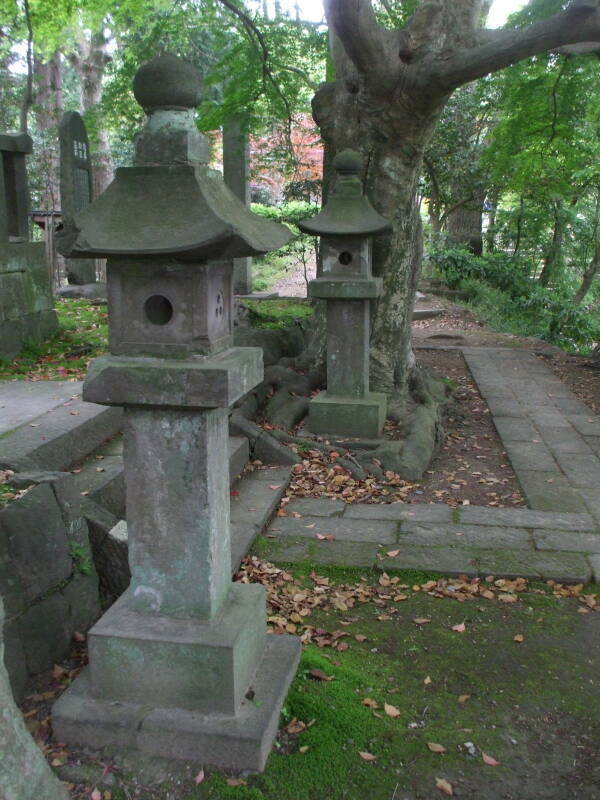 Hino Toshimoto's grave at Kuzuharaoka Shrine between Kita-Kamakura and the Daibatsu at Kōtoku-in.