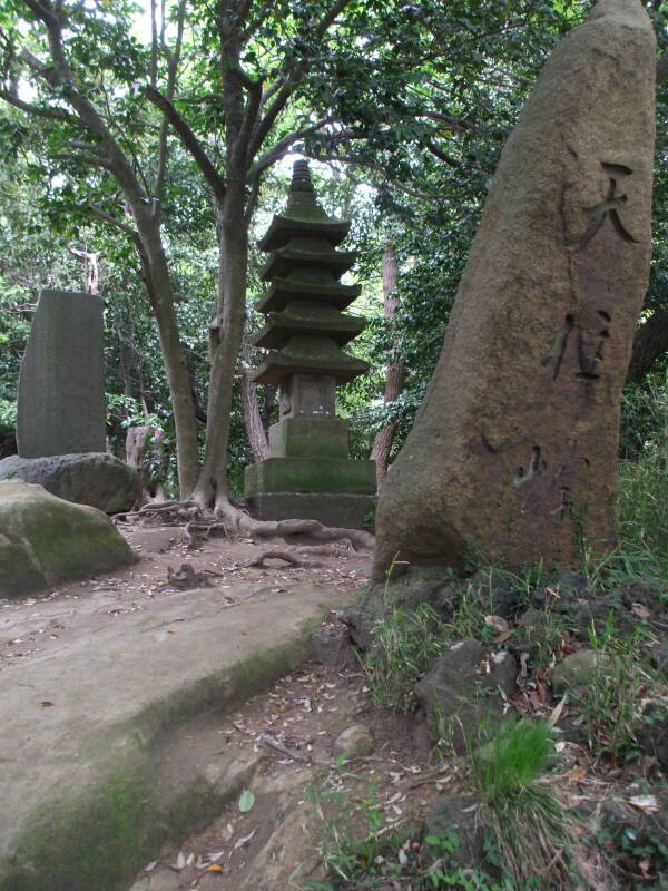 Walking from Kita-Kamakura to Kuzuharaoka Shrine.