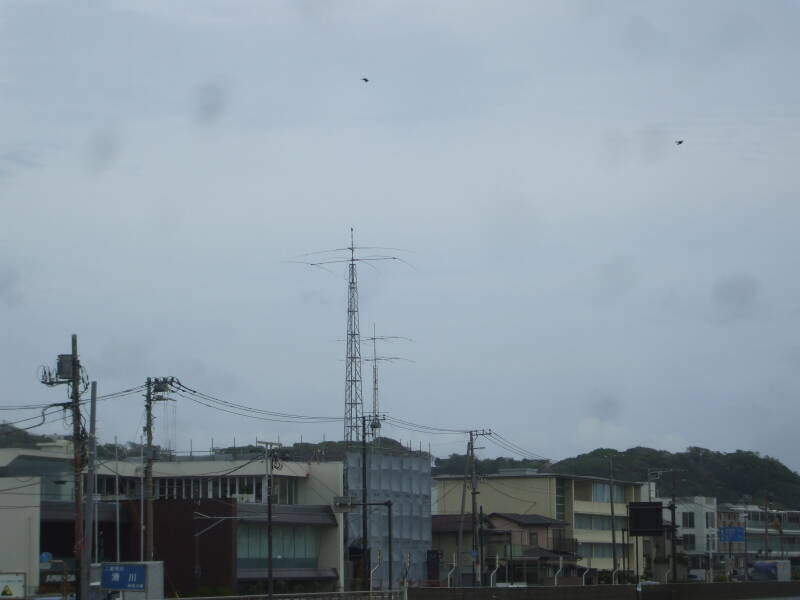 Ham radio antennas at the beach at Kamakura.