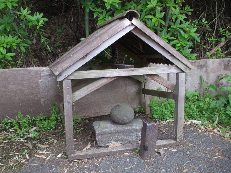 Very small shrine in Kamakura.