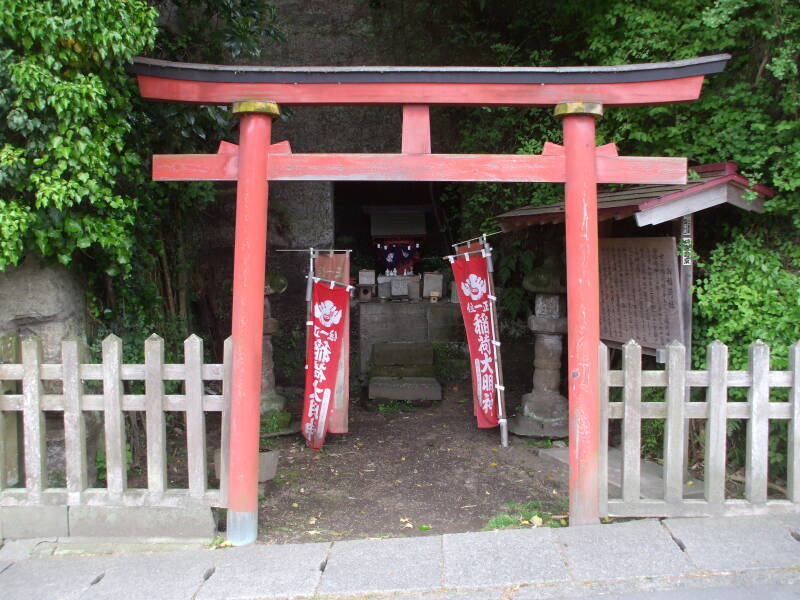 Shintō shrine in a yagura or rock-carved tomb in Kamakura.