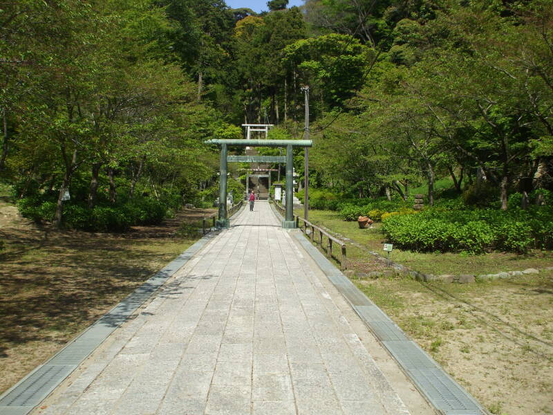 Leaving the Zen Buddhist temple Kenchō-ji for the path along the ridgeline surrounding Kamakura.