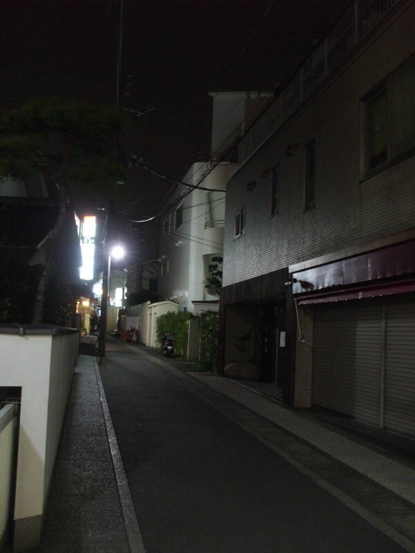 Approach to Tensuke tachinomiya or stand-up bar at Kamakura.