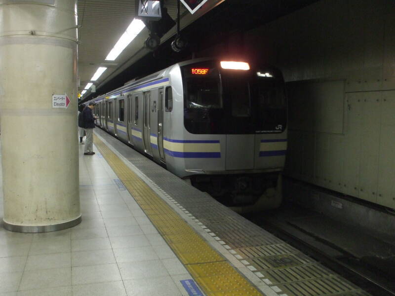 Train approaches platform in Tōkyō Station.