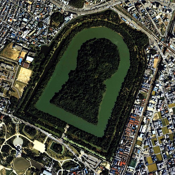 Daisen-kofun in Sakai, Ōsaka, Japan. The Japanese government regards this as the tomb of Emperor Nintoku, the 16th emperor, but many historians disagree. Tomb is 486m long, 305m wide at the bottom, 245m wide at top. Source: Ministry of Land, Infrastructure and Transport Government of Japan, https://commons.wikimedia.org/wiki/File:NintokuTomb.jpg