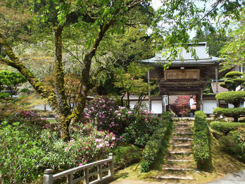 Garden and entrance gate to Kongō Sanmai-in in Kōya-san.