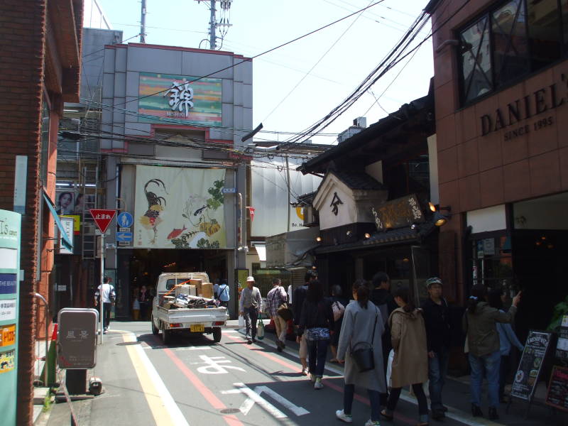 Entrance to Nishiki Koji-dōri market street in Kyōto.