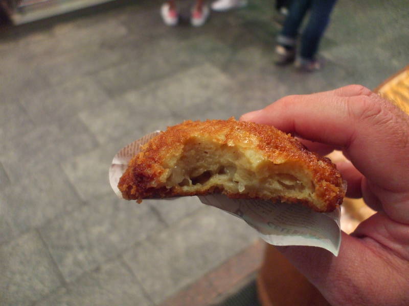 Nishiki Koji-dōri market street in Kyōto.