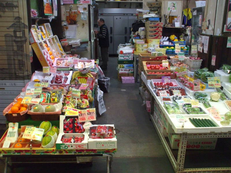 Nishiki Koji-dōri market street in Kyōto.