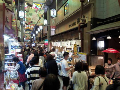 Nishiki Koji-dōri market street.