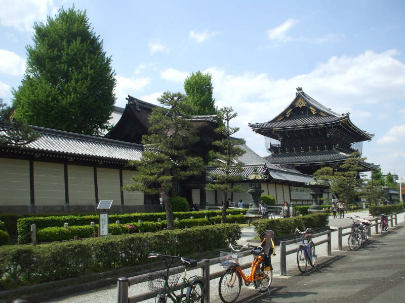Outer gate and wall around Higashi Hongan-ji